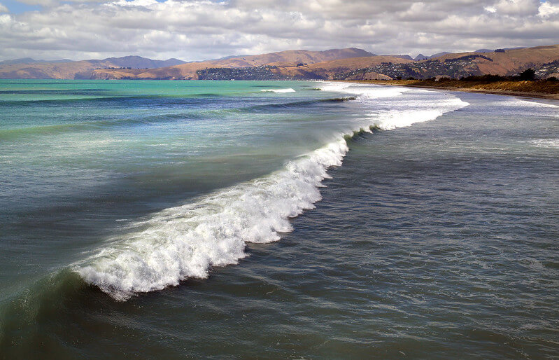 oceánské vlny u pobřeží Nového Zélandu.